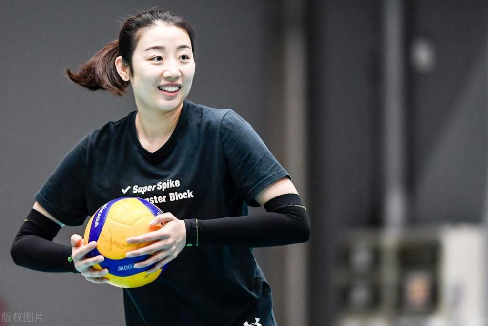 美女扒开尿口让男人舔